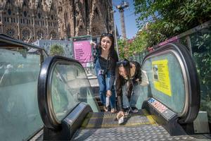 Renace la moda viral de posar en una escalera mecánica del metro Sagrada Família