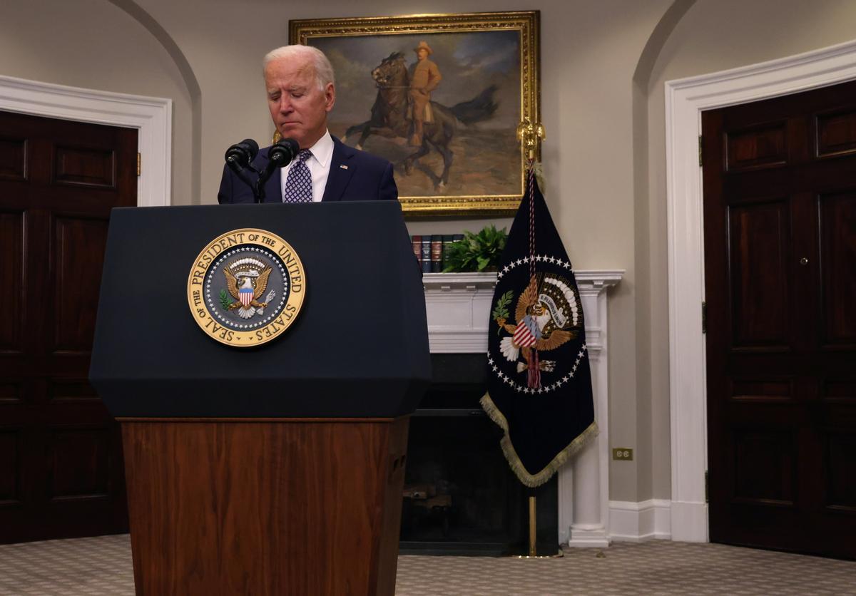 L’atropellada retirada de l’Afganistan passa factura a Biden