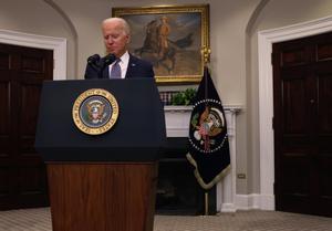 L’atropellada retirada de l’Afganistan passa factura a Biden