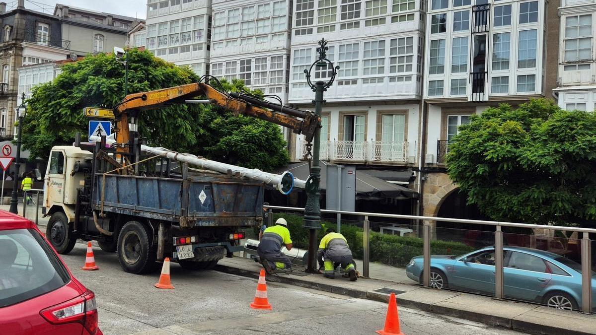 Retirada de una de las farolas históricas de Betanzos para habilitar un nuevo paso de cebra.