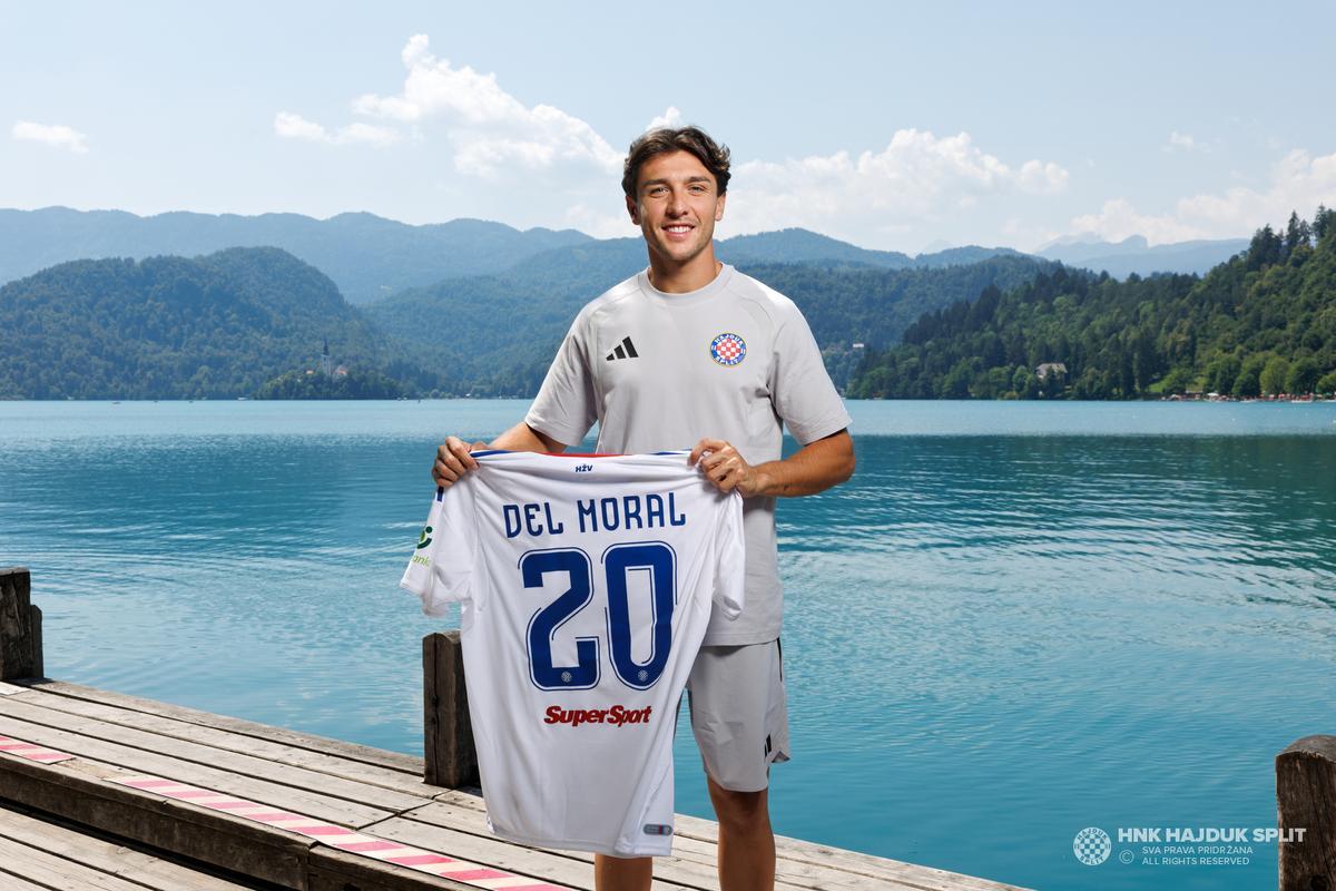 Alberto del Moral ya posa como nuevo futbolista del Hajduk Split.