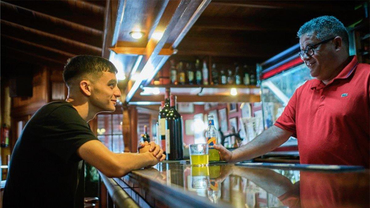 Fernando, padre de Pedri, sirve una bebida isotónica a su hijo en el bar que la familia tiene en Tegueste