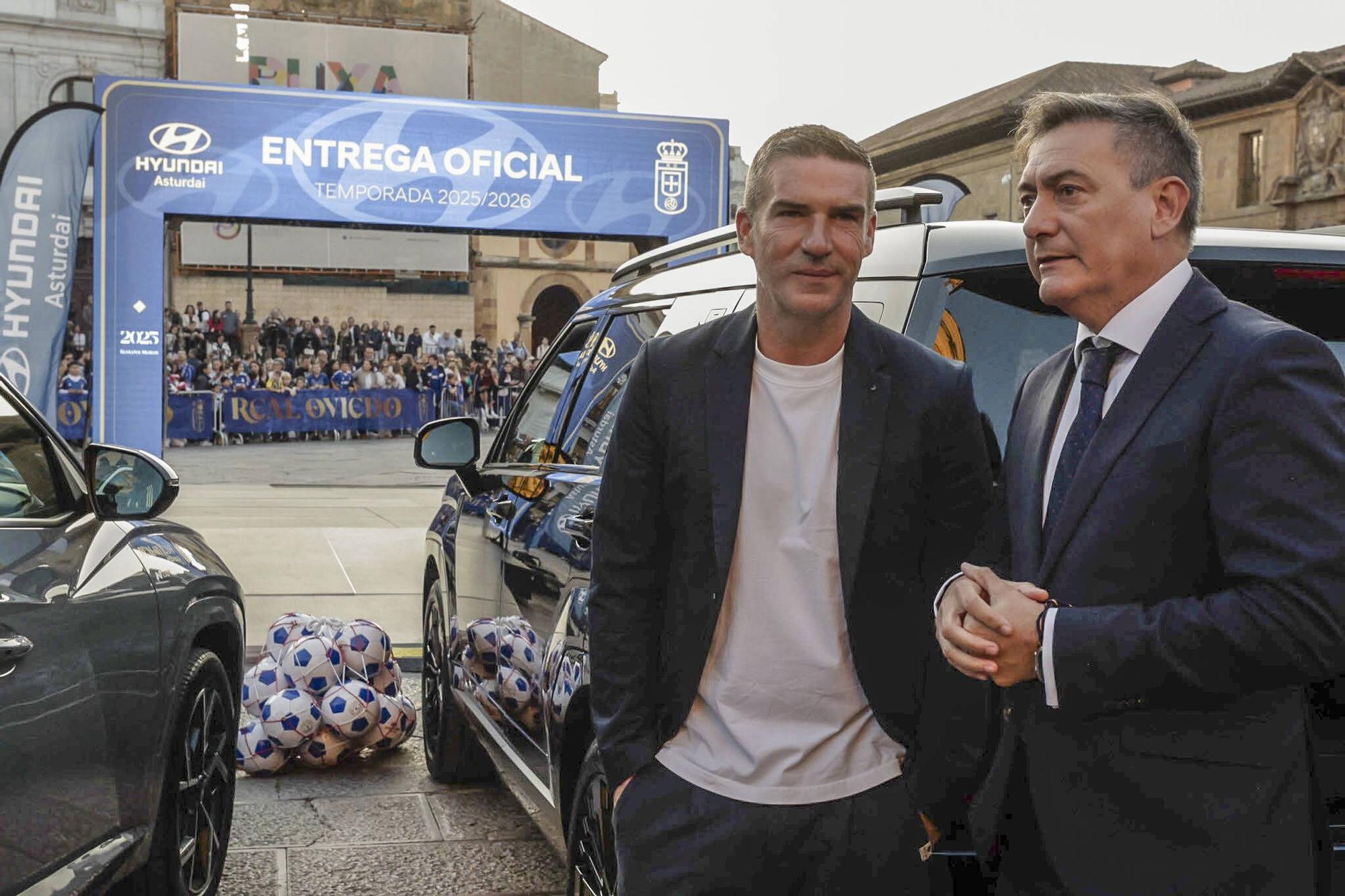 Locura azul en Oviedo: así fue la entrega de los nuevos coches a la plantilla en la plaza de la Catedral