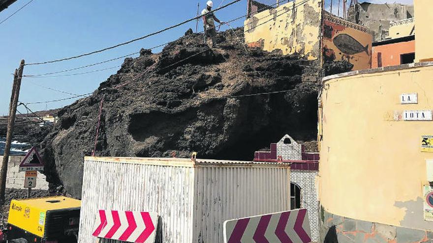 Trabajos de gunitado en el talud de Santa Lucía, ayer.