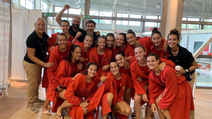 Andrea Sariñena y el resto del equipo celebran el bronce.