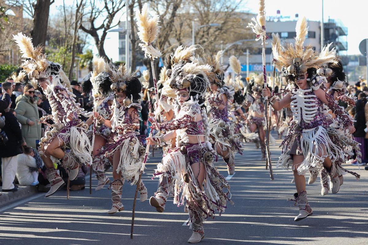 Miles de personas han vuelto a disfrutar del desfile de Carnaval de Toledo que ha llenado de color las calles de la ciudad