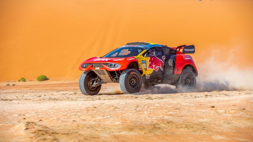 Loeb arriesga, gana y reduce diferencias con Sainz