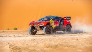 Loeb arriesga, gana y reduce diferencias con Sainz, líder con 20 minutos de ventaja