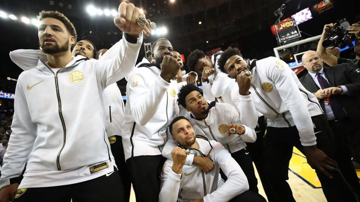 Los jugadores de Golden State Warriors recogieron sus anillos en el Oracle Arena