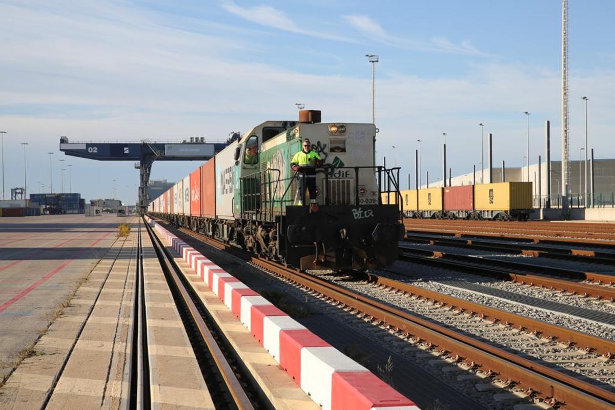 Un tren directo de mercancías conecta el puerto de Barcelona con Toulouse y Lyon