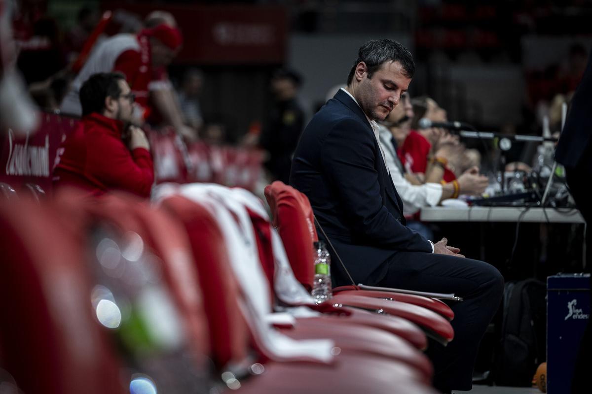 Carlos Cantero, en el banquillo del Príncipe Felipe en el partido contra Praga.