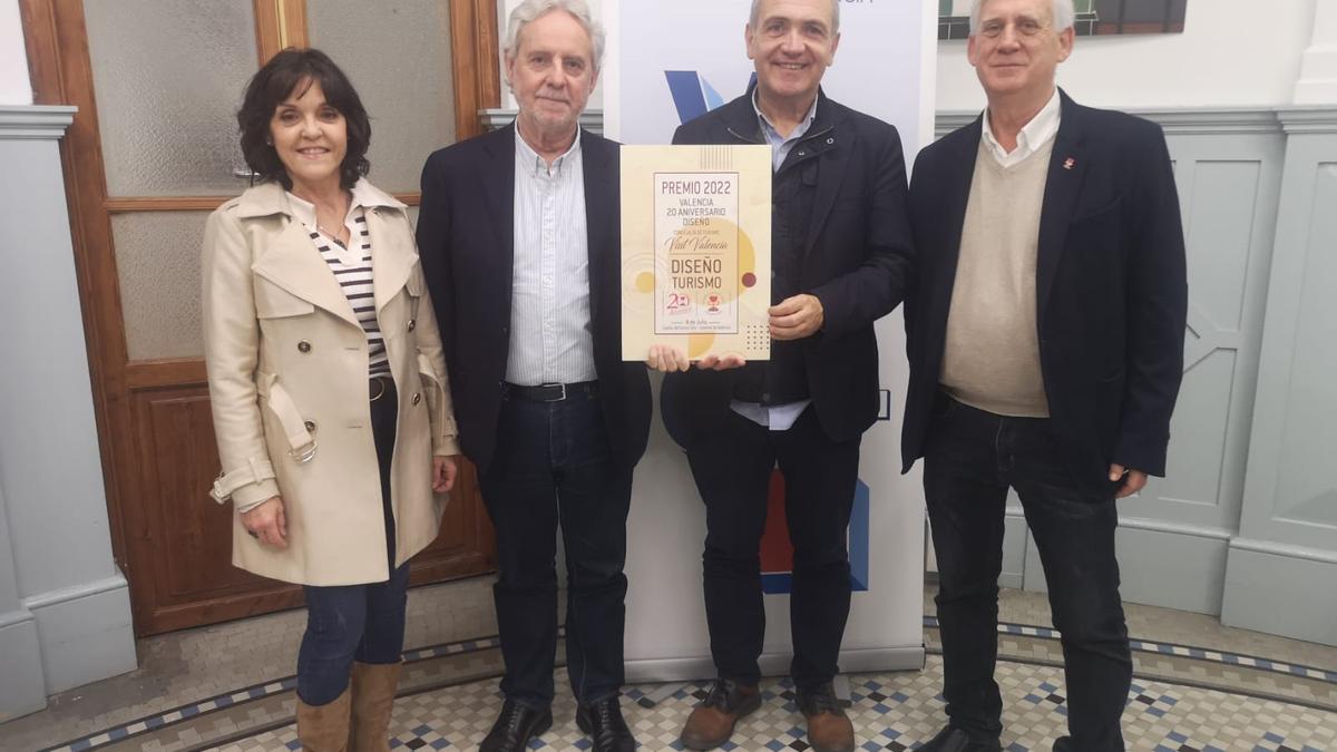 Emiliano García y Toni Bernabé, de Visit València, en el centro, ha recibido el premio.