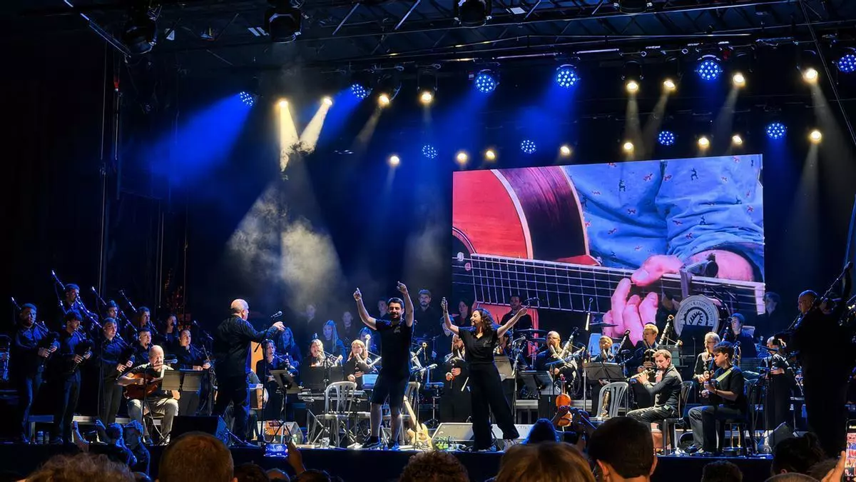 La Banda Gaites Llacín presenta en Llanes su último trabajo discográfico, "Resollu", ante un público entregado