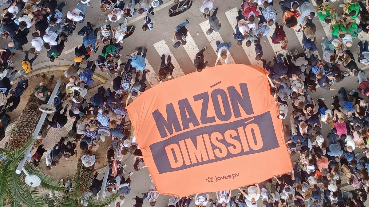 La pancarta en la que se pide la dimisión de Mazón ha reaparecido este viernes en la mascletà.