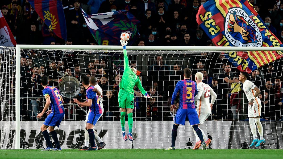 Iñaki Peña se lució en el Camp Nou