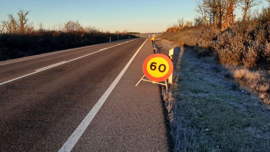 Imagen de la señal que marca el nuevo límite de velocidad en el tramo entre Fornillos y Ceadea. |