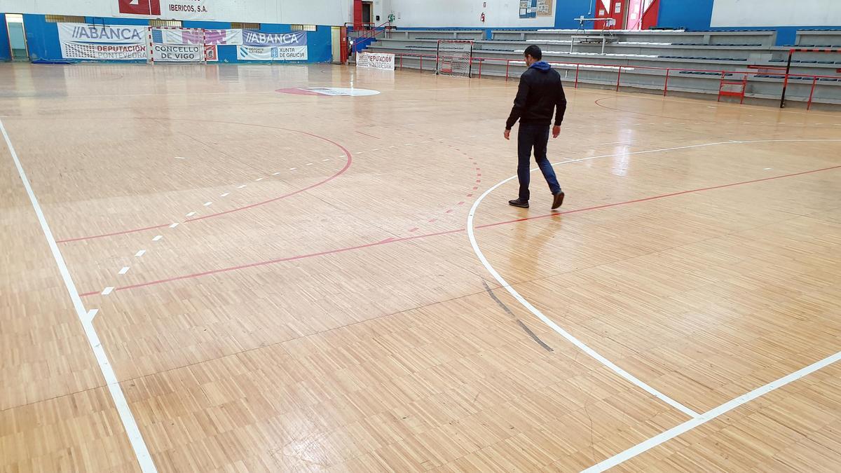 Estado que presentaba esta mañana la pista del Municipal de Carballal por la condensación.