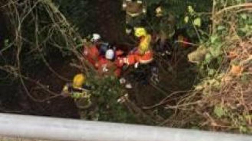 Un home resulta ferit en caure d&#039;un pont mentre podava un arbre a Brunyola