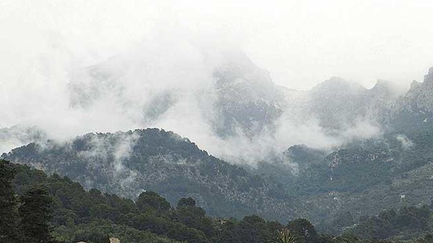 El Puig Major, la montaÃ±a mÃ¡s alta de Mallorca, ayer nevada.