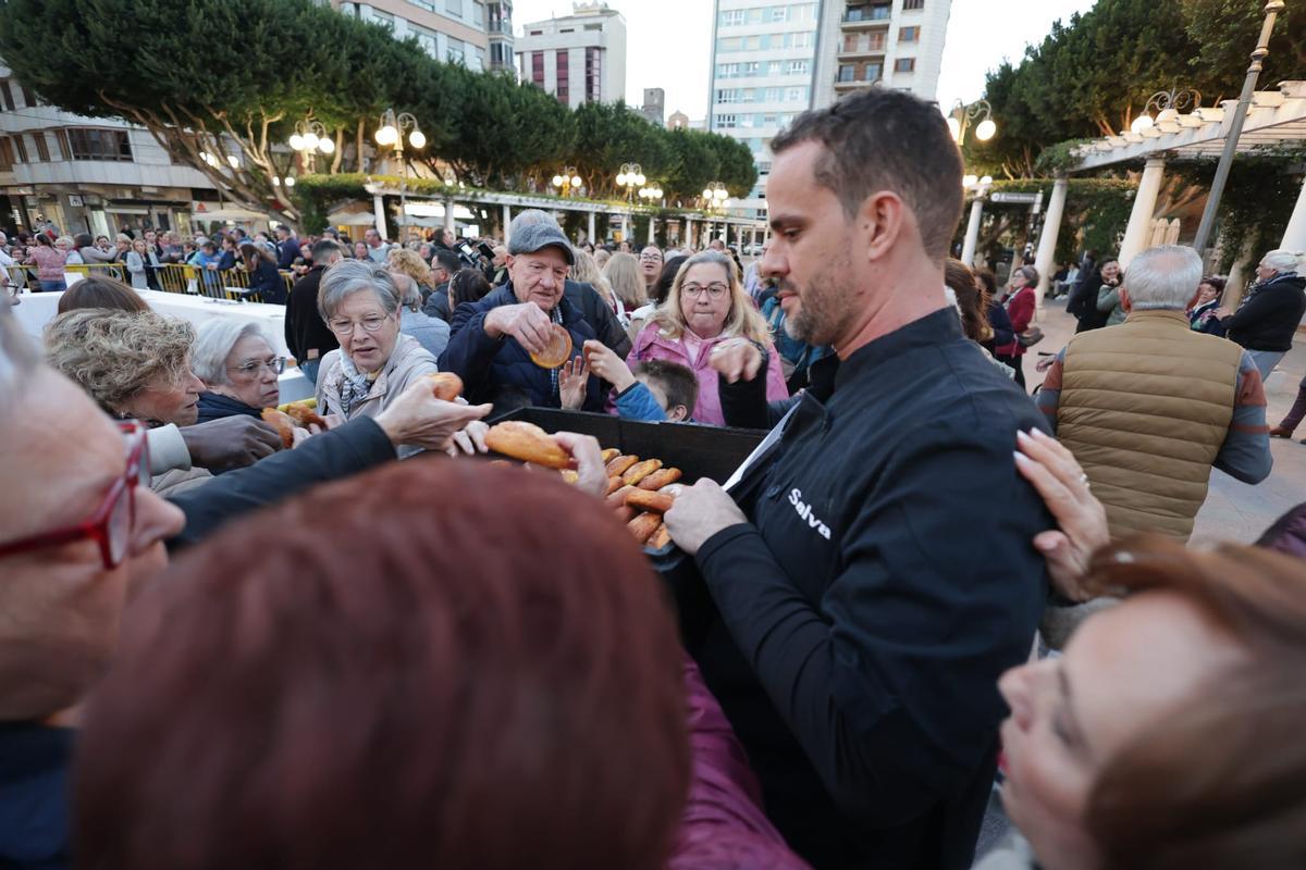 Numerosos vecinos se han acercado a probar las degustaciones.