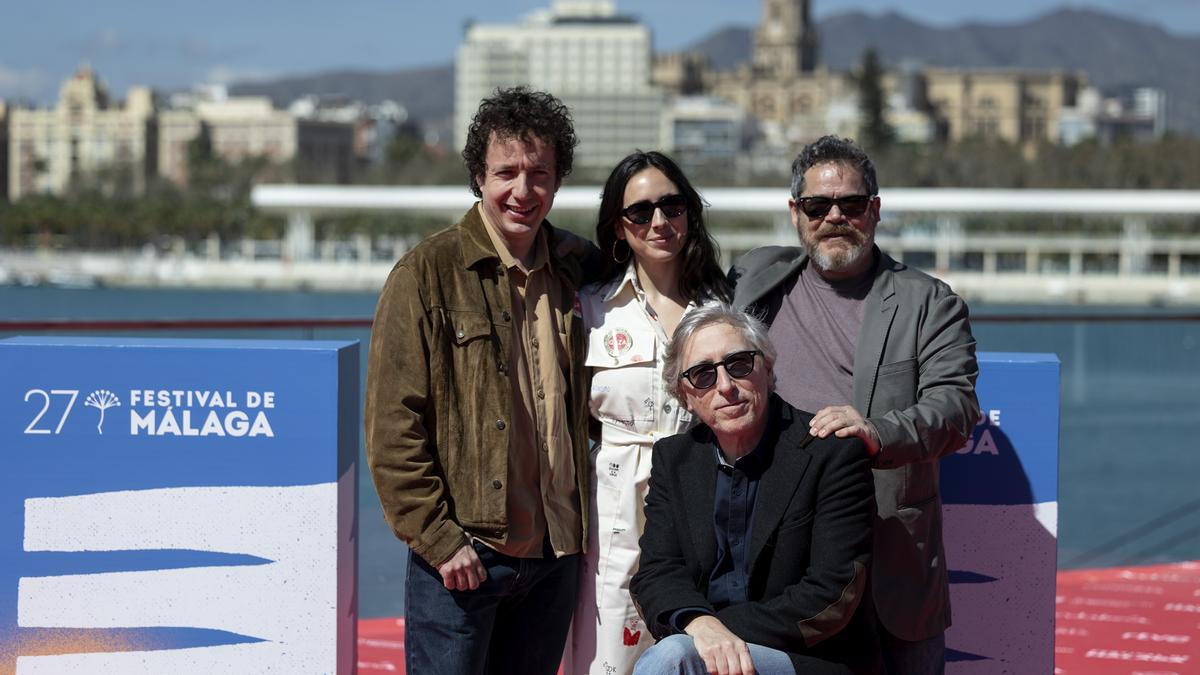El director David Trueba (sentado) junto a los actores Vito Sanz (i), Macarena Sanz (c) y Jorge Sanz (d), posan en la sesión fotográfica de su largometraje 'El hombre bueno'.