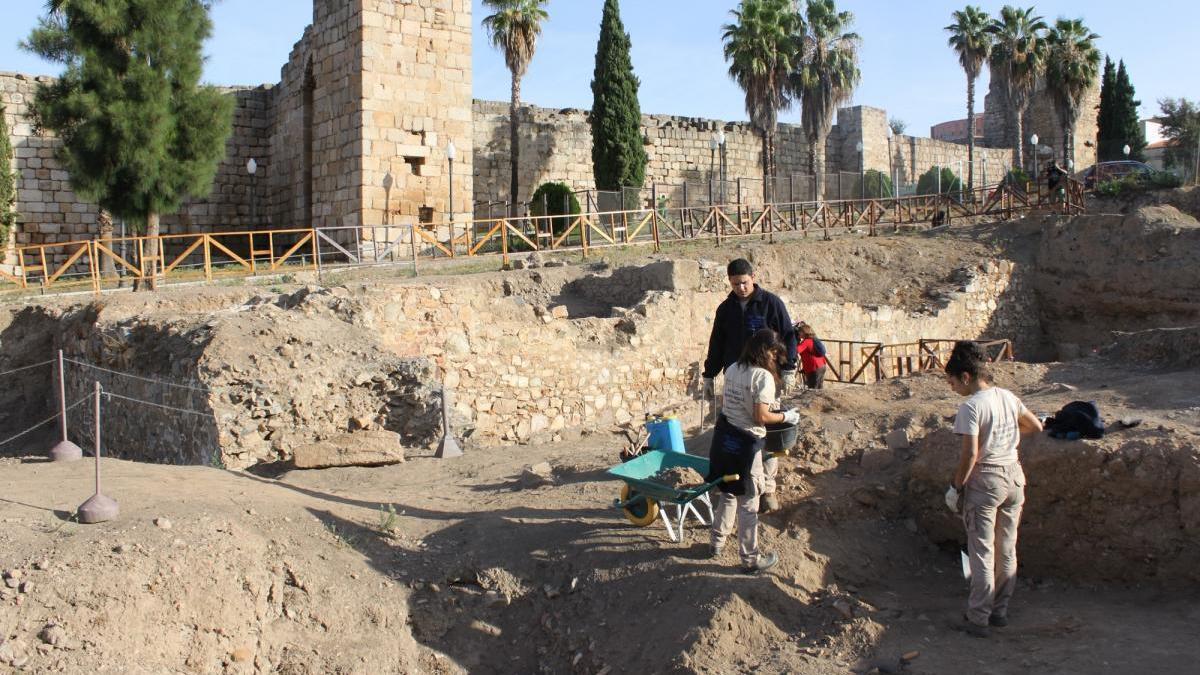 Salen a la luz 35 metros de muralla romana en la Huerta de Otero