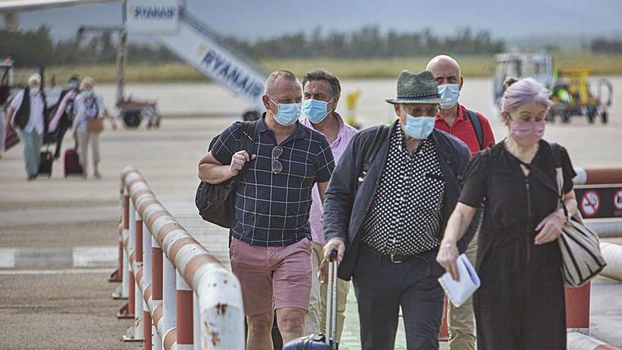 Turistes anglesos arribant a l’aeroport de Girona. | DAVID APARICIO