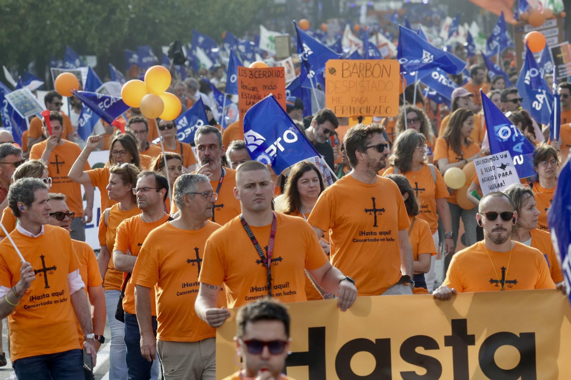 EN IMÁGENES | La marea naranja de profesores inunda Oviedo: manifestación de la escuela concertada