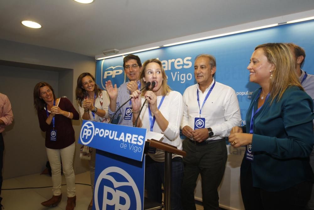 Varias decenas de personas se acercaron a la sede de los populares en la calle Urzaíz para celebrar junto al PP vigués la mayñría absoluta de Núñez Feijóo