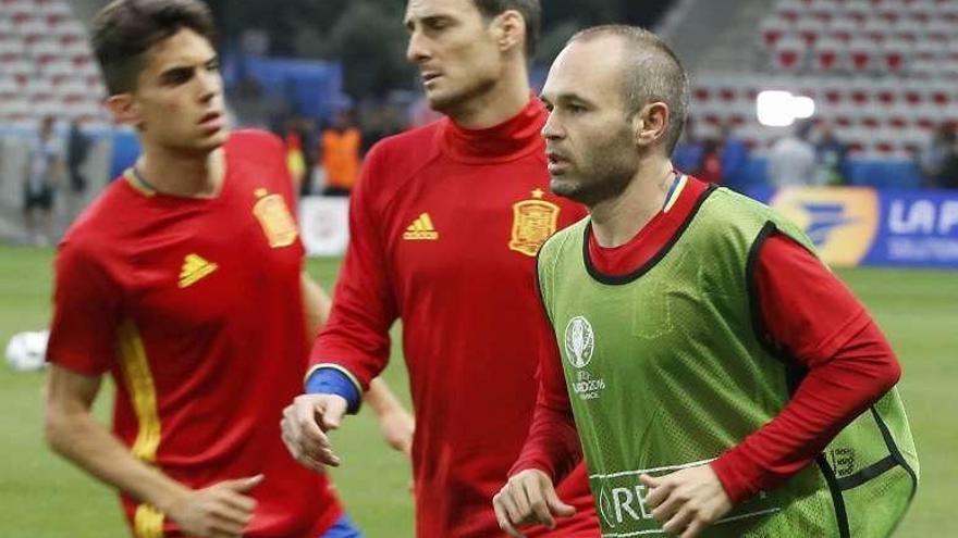 Bartra, Aduriz e Iniesta, durante el entrenamiento de ayer de la selección española en Niza.