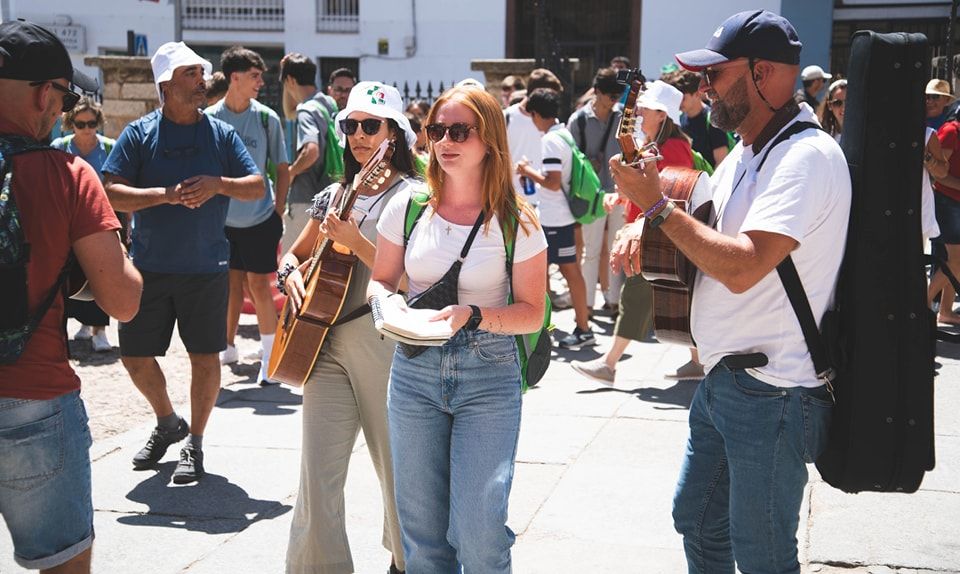 Jóvenes de la JMJ con guitarras en Mérida antes de ver al papa Francisco en Lisboa.