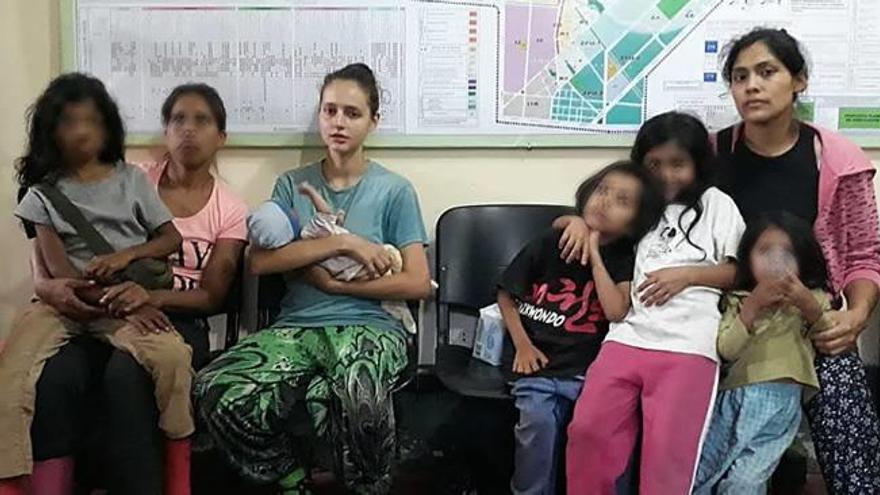 Patricia Aguilar, la joven ilicitana rescatada en Perú de una secta satánica, junto a las otras dos mujeres víctimas y los hijos que tuvieron con el líder, Félix Steven Manrique.