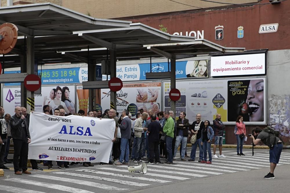 Manifestantes cortan la salida de autobuses de la estación de Gijón por el despido de cinco trabajadores.