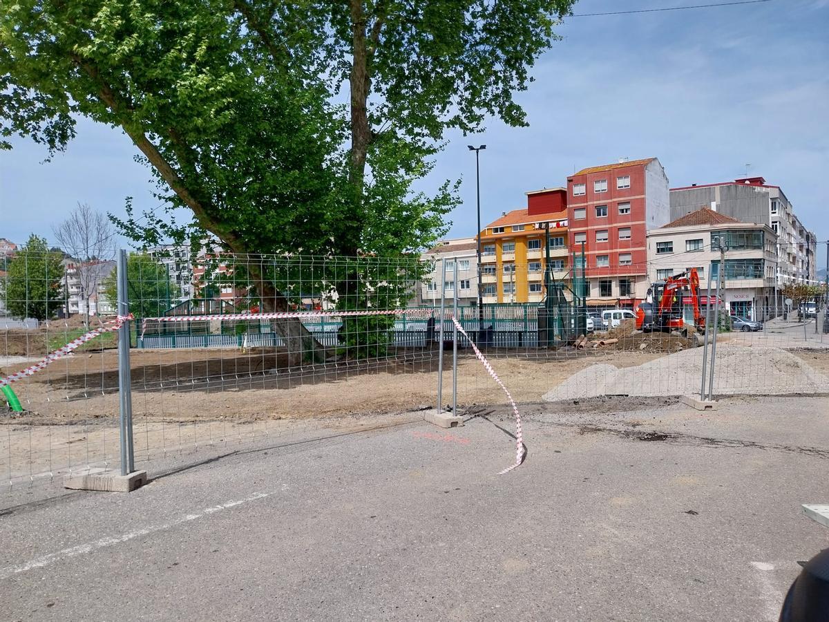 Las obras en el entorno del aparcamiento de As Lagoas, en Bueu.