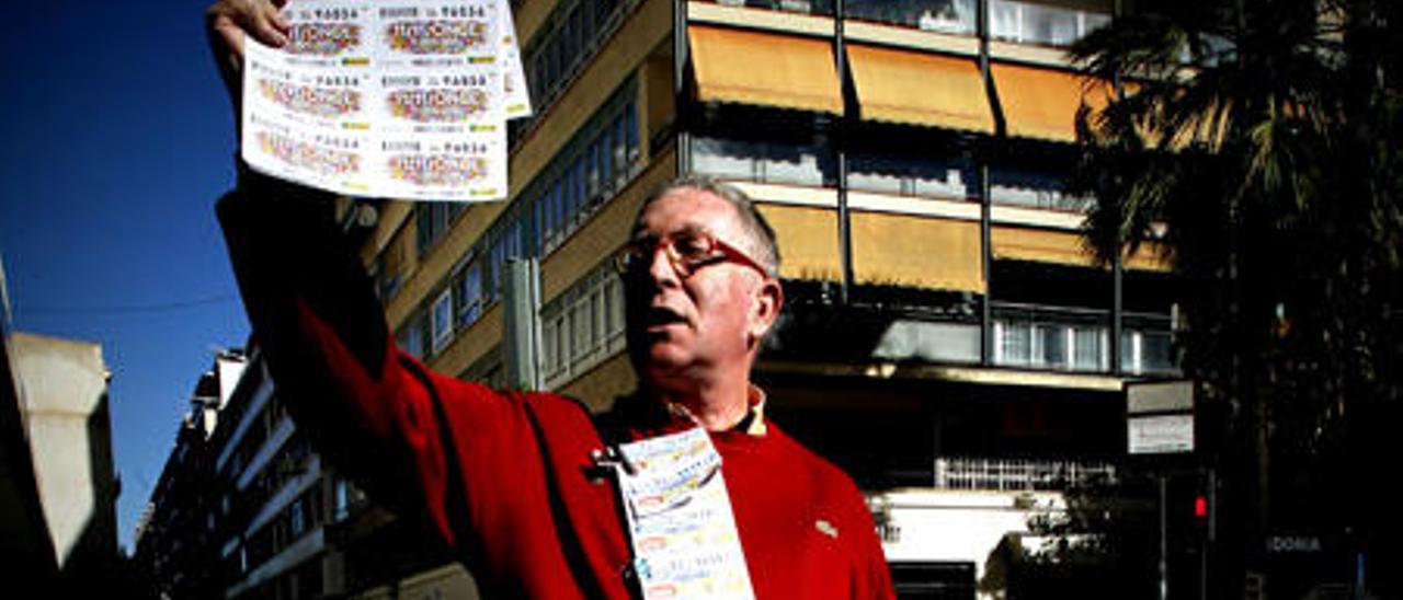 Alfonso Méndez, de 55 años, canta el cupón en el centro de Valencia, ayer.