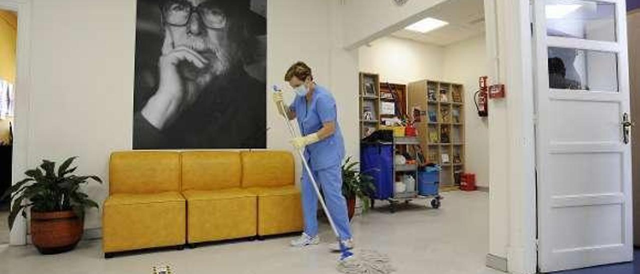 Una limpiadora desinfecta una estancia del IES Laxeiro. // Bernabé/Javier Lalín