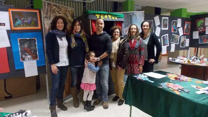 Miembros de la comunidad educativa del IES Aller Ulloa, en la exposición.