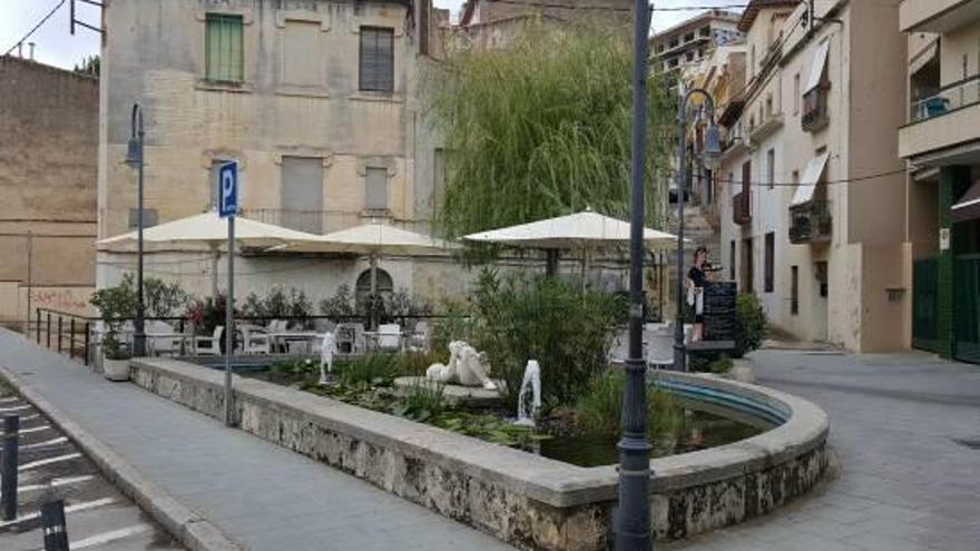 La plaça de Ferran Agulló, amb l&#039;escultura «la Pepita» al centre de l&#039;estany.