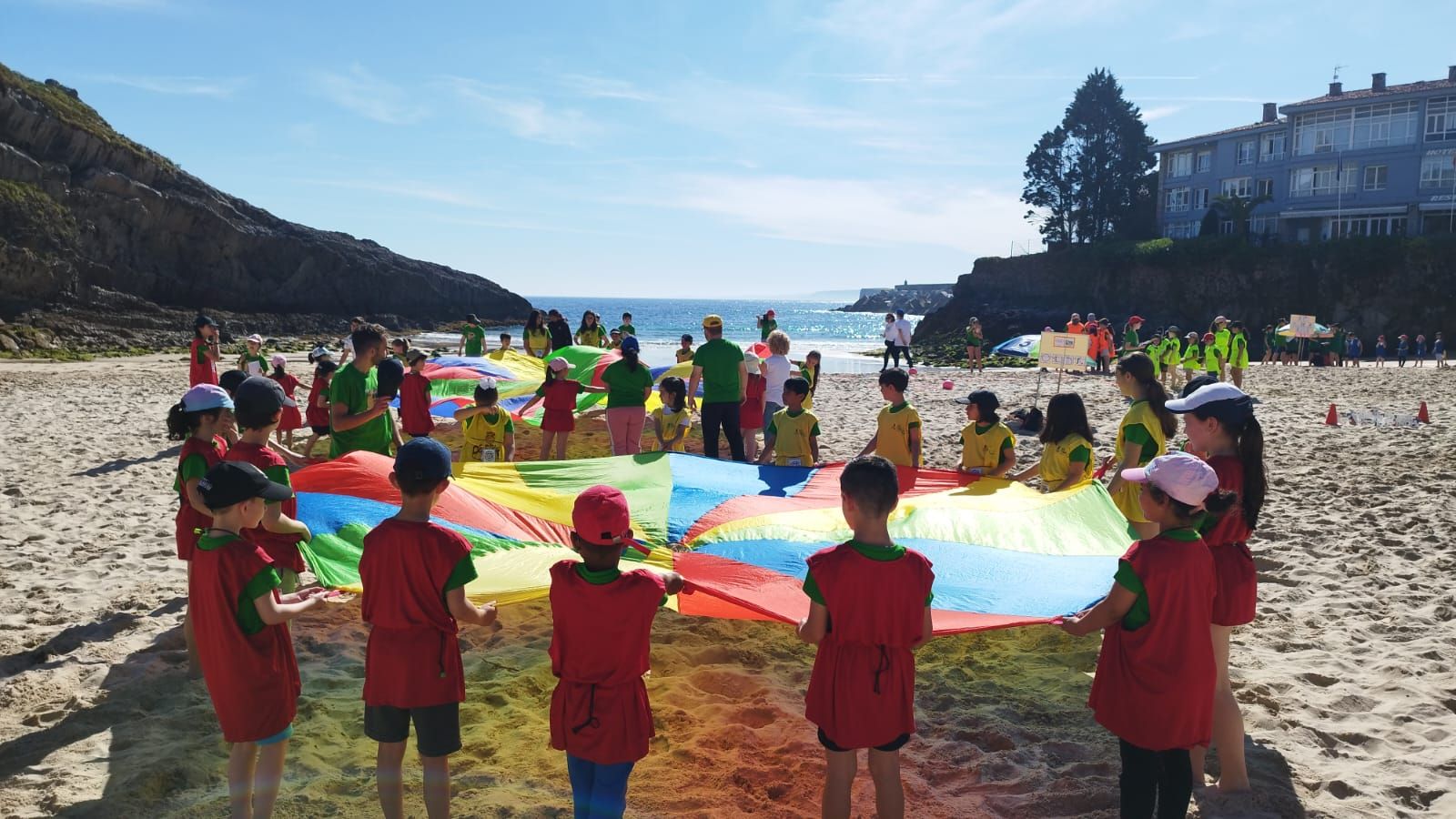 Día de juegos y playa. Más de 300 escolates de Llanes se reúnen en El Sablón por sus VI "Olimplayas"
