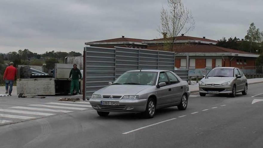 Operarios colocando el cierre perimetral de la parcela que albergará el futuro centro polivalente.