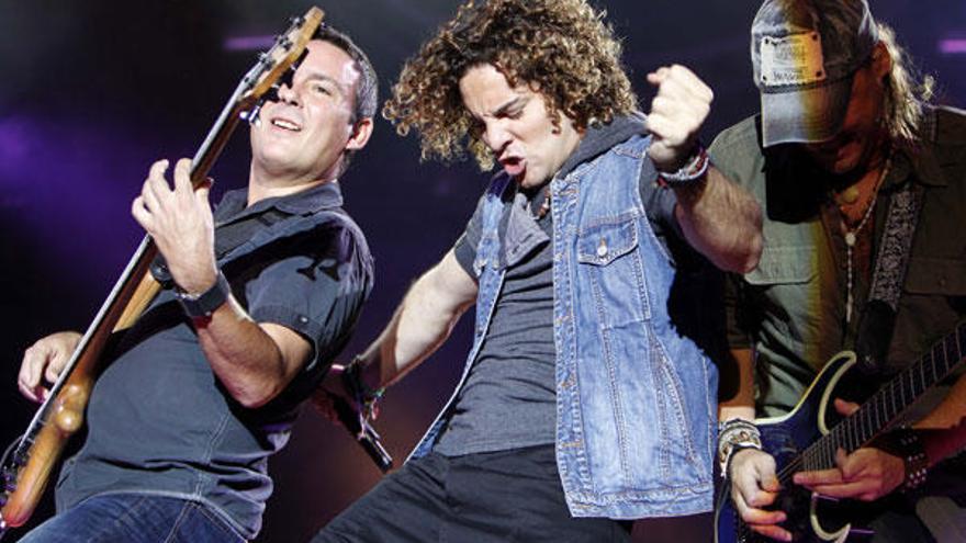 El cantante David Bisbal, en un momento de su actuación de ayer en Castrelos. // José Lores