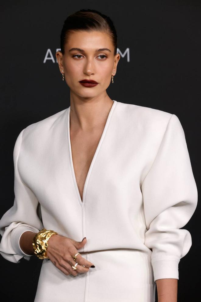 Hailey Bieber de impoluto blanco en la gala LACMA