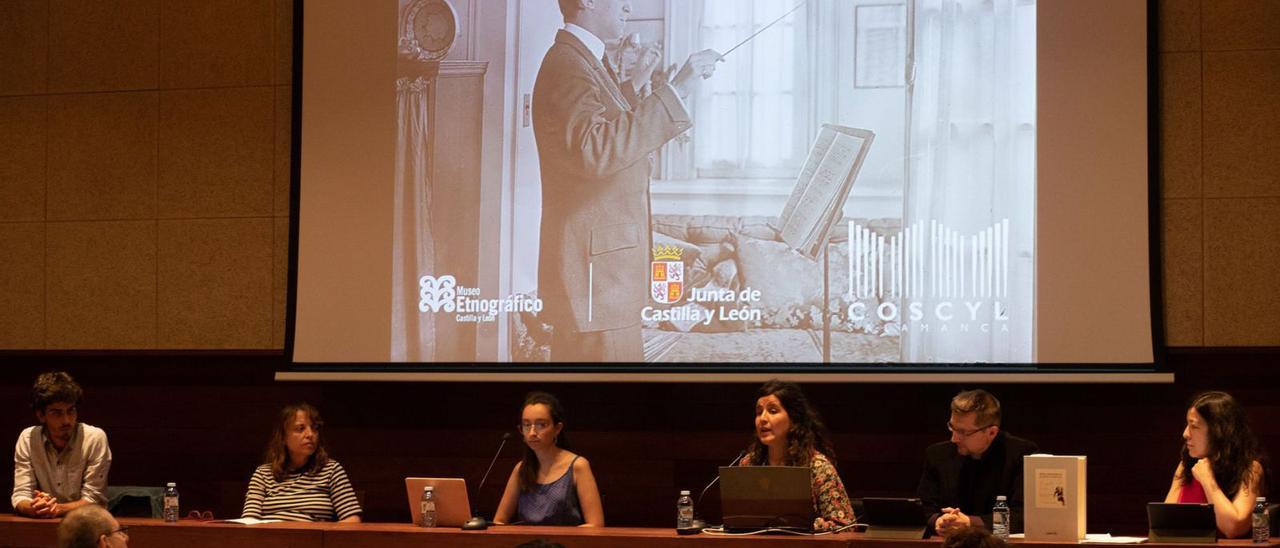 El equipo involucrado en el estudio de los archivos del fondo Schindler del Etnográfico ayer en el centro regional. | Emilio Fraile