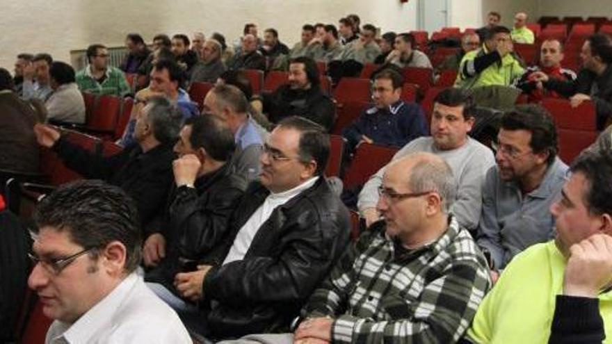 Trabajadores del servicio de limpieza, ayer, reunidos en asamblea.