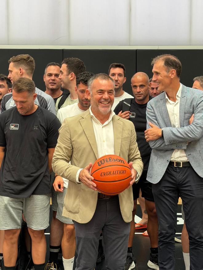 José Díez visita a los árbitros de la Liga Endesa ACB que hacen su pretemporada en València