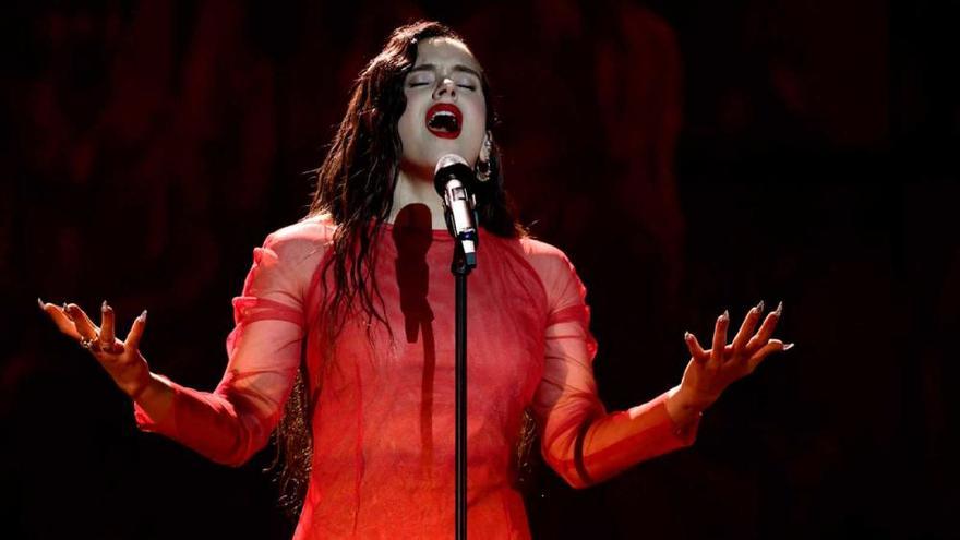 Rosalía enamorada de Tenerife en sus ensayos en el escenario