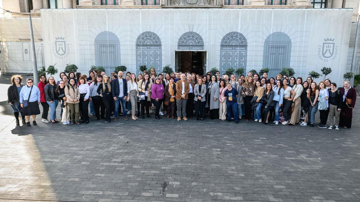 Foto de grupo de autoridades, beneficiarias y técnicos del programa de inserción laboral