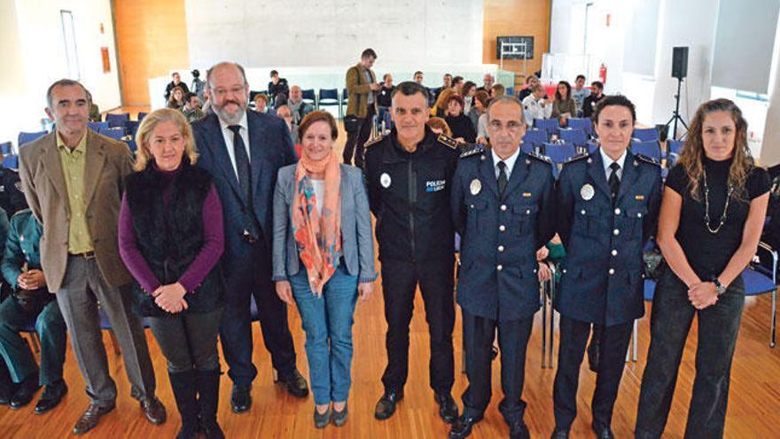 San Gil, Navarro y Ferriol, junto con técnicos de Bienestar Social y de la Policía Local en la presentación de ayer.