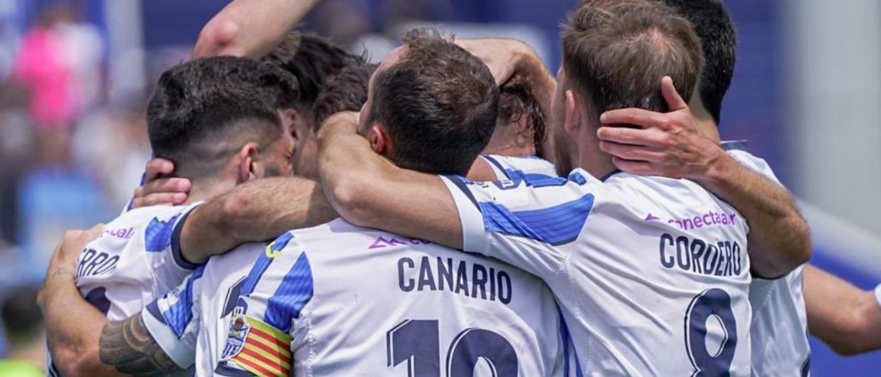 Los jugadores del Atlético Baleares celebran el tanto de Dioni frente al Castellón.