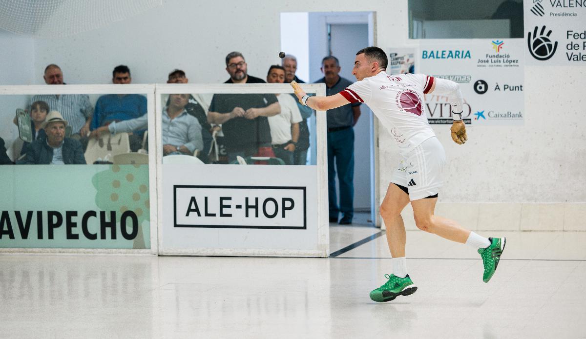 Foto 4. Iván va vèncer davant Seve i és líder del grup B en l'Individual de raspall.